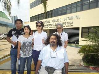 Ativistas dos direitos indígenas foram ao Ministério Público denunciar deputada por perseguição política (Foto: Antonio Marques)