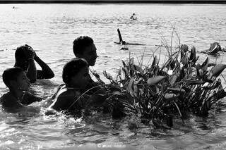 Crianças brincando dentro do rio São Lourenço. (Foto: Bruno Pasello)