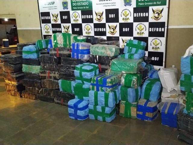 Traficantes abandonam carretas com 5 toneladas de maconha na MS-164