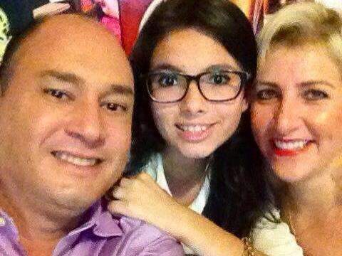Menina dormiu na rua e foi localizada por amiga em frente de shopping