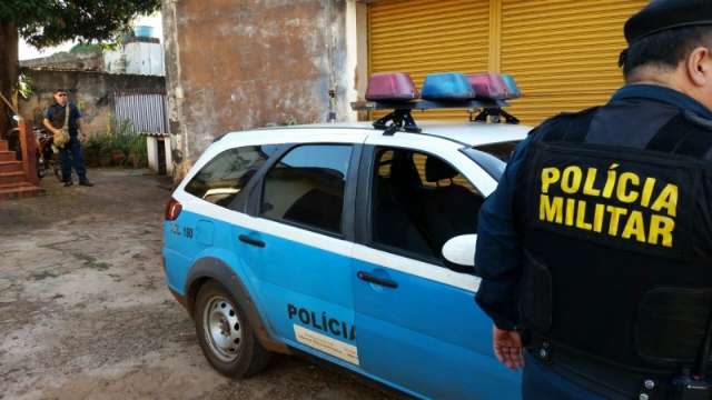 Homem de 33 anos diz que ouviu &ldquo;vozes do al&eacute;m&rdquo; e mata o pai a facadas