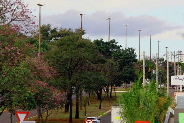  Prefeitura investe R$ 3 milh&otilde;es na recupera&ccedil;&atilde;o de ilumina&ccedil;&atilde;o p&uacute;blica
