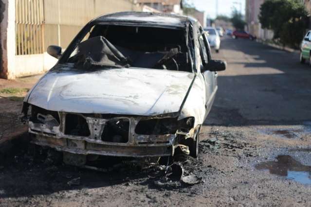 Mulher tem carro pichado e incendiado no Bairro Amamba&iacute; 