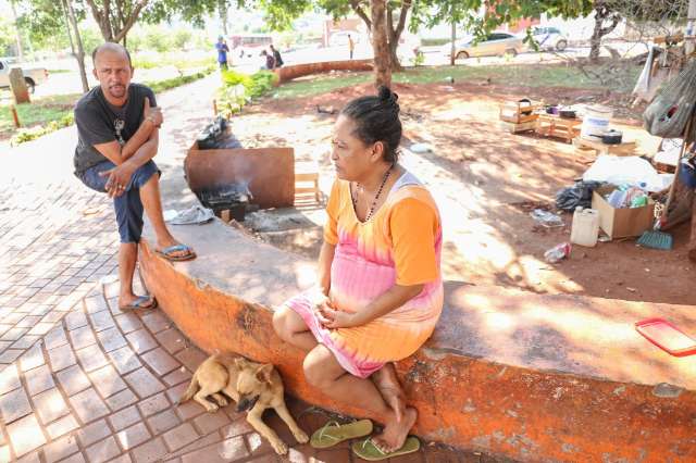 H&aacute; 6 meses, Lindinalva e Paulo vivem sob &aacute;rvores de pra&ccedil;a, com vista para igreja