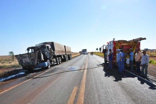 Carreta bitrem pega fogo na BR-267 em Maracaju e motorista sai ileso