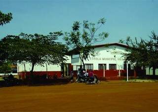 Escola municipal continha notas fiscais para a construção de muro em volta (Foto: Divulgação)