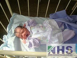 Bebê chegou de surpresa e nasceu dentro de ônibus. (Foto: NHS Notícias)