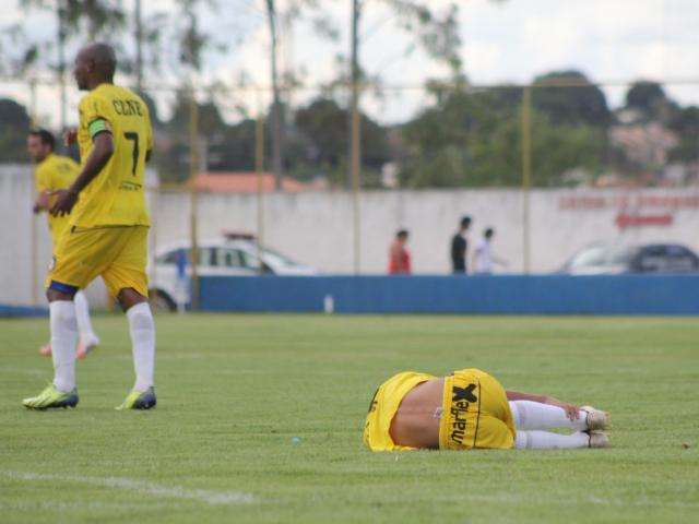 Cene entrega carta de desist&ecirc;ncia e adia retorno ao futebol profissional