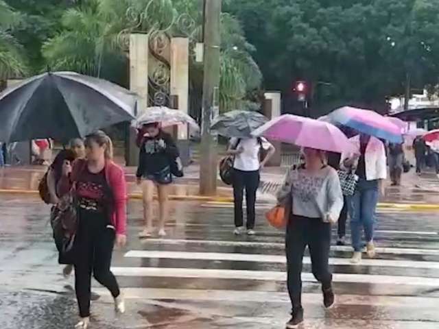 Dia chuvoso muda rotina e impede servi&ccedil;o de quem trabalha ao ar livre