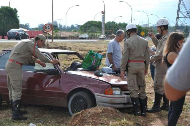 Mulher capota carro depois de visitar marido no pres&iacute;dio