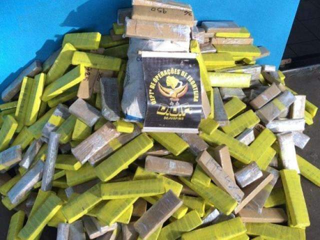 Adolescente &eacute; flagrado dirigindo carro com quase 400 kg de maconha 