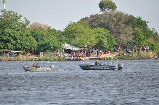 Equipes da Marinha do Brasil também auxiliam nas buscas no Rio Paraguai. (Foto: Marcelo Calazans)