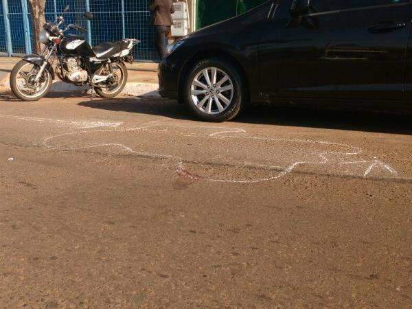 Homem b&ecirc;bado &eacute; atropelado depois de parar no meio de avenida 