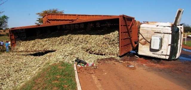 Motorista perde controle e carreta tomba em Ang&eacute;lica