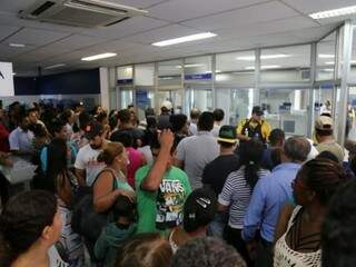 Trabalhadores lotaram setor de autoatendimento na agência central da Caixa (Foto: Marcos Ermínio)