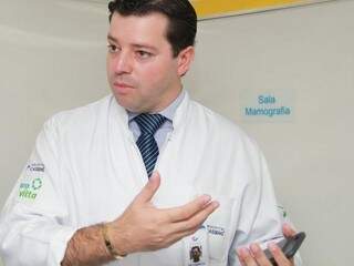 Oncologista Fabrício Colacino, durante lançamento de programa de prevenção e assistência à saúde de servidores. (Foto: Marcos Ermínio)