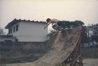 Uma das pistas de skate feita de madeira pela meninada na década de 80. 