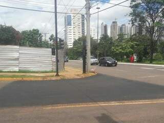 Capa do asfalto foi trocada na esquina da rua Coronel Cacildo Arantes com a Afonso Pena. (Foto: André Bittar)