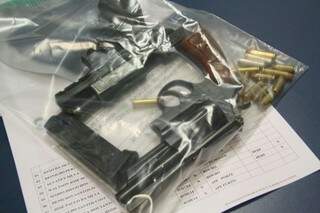 Uma das armas foi roubada de PM de Paranaíba (Foto: Marcos Ermínio)