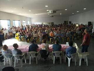 Servidores municipais de Dourados durante assembleia nesta tarde (Foto: João Rocha/RIT TV)