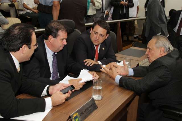 Na &uacute;ltima sess&atilde;o do ano, deputados votam projetos pol&ecirc;micos e or&ccedil;amento