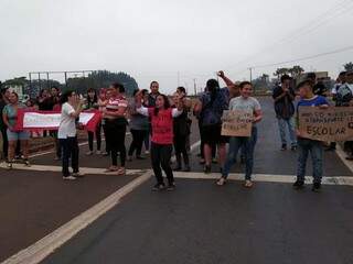 Moradores durante bloqueio da BR-163 nesta segunda-feira (Foto: Adilson Domingos)