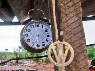 Na Cidade de Deus, relógio há muito não funciona, assim como as políticas publicas para mudar de maneira definitiva a vida em comunidades pobres. (Foto: Marcos Ermínio)
