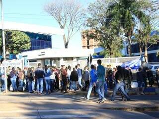 Candidatos na chegada para aplicação da prova no domingo em Campo Grande (Foto: Marina Pacheco)