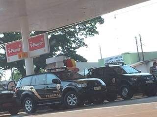 Nesta manhã viaturas da PF foram vistas em Maracaju, a caminho de Antonio João. (Foto: Direto das Ruas)