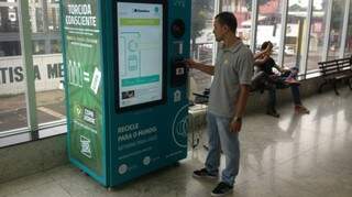 Máquina de troca de ingresso por material reciclável na Copa Verde (Foto: Site da CBF)