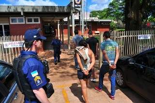 Casal e dois adolescentes saíram de Nova Alvorada pra cometer assaltos em Dourados, mas foram presos em flagrante (Foto: Eliel Oliveira)