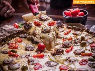 Pizza Sertaneja com ingrediente principal: a linguiça de filé mignon elaborada pelo dono da casa. (Foto: Divulgação)