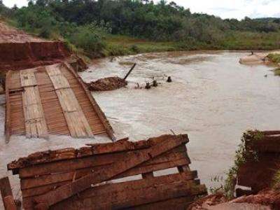 Ponte sobre rio Serigu&ecirc;lo n&atilde;o resiste for&ccedil;a da correnteza e desmorona