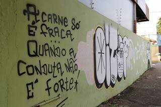 Mensagem faz parte do grafite na Antônio Maria Coelho...