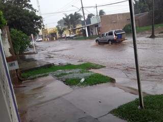 Mesmo com asfalto, Rua Engenheiro Paulo Frontin sofre com chuvas. (Foto: Direto das Ruas)