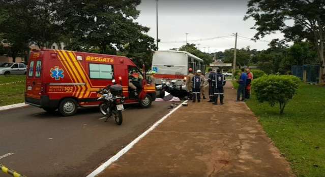 Motociclista bate em &ocirc;nibus parado e morre na Avenida Mato Grosso