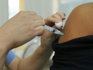 Vacina contra gripe sendo aplicada em unidade de saúde de Campo Grande. Campanha segue até dia 09 de junho. (Foto: Alcides Neto)