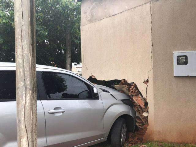 Condutora sai de conveni&ecirc;ncia, invade muro e se nega a fazer baf&ocirc;metro
