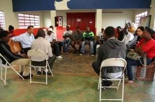 Haitianos reunidos em salão de igreja no Bairro Rita Vieira. (Foto: Arquivo Marcos Ermínio)