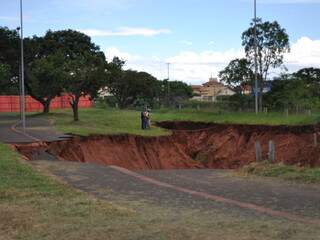 Buraco interrompeu caminhada no Parque do Sóter e ameaça rede elétrica. (Foto: Marlon Ganassin)
