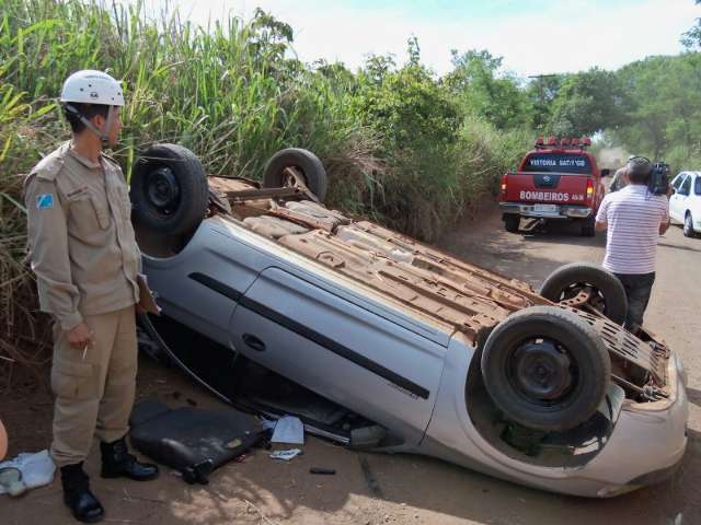 Rapaz capota carro com tr&ecirc;s jovens na estrada do Inferninho