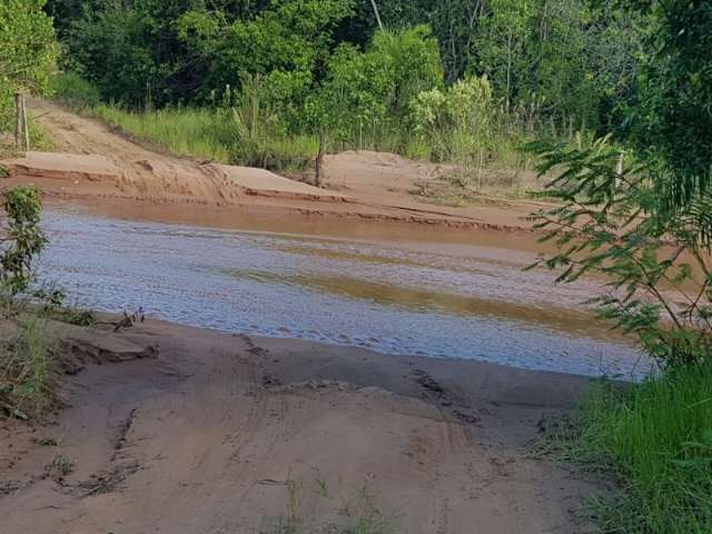Cabeceira de ponte cai e alunos t&ecirc;m de passar por rio para ir &agrave; escola
