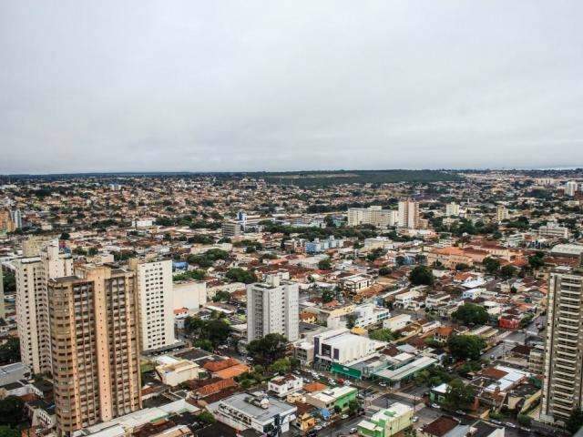 A 130 metros, câmera monitora tempo e exibe cores do céu da cidade 