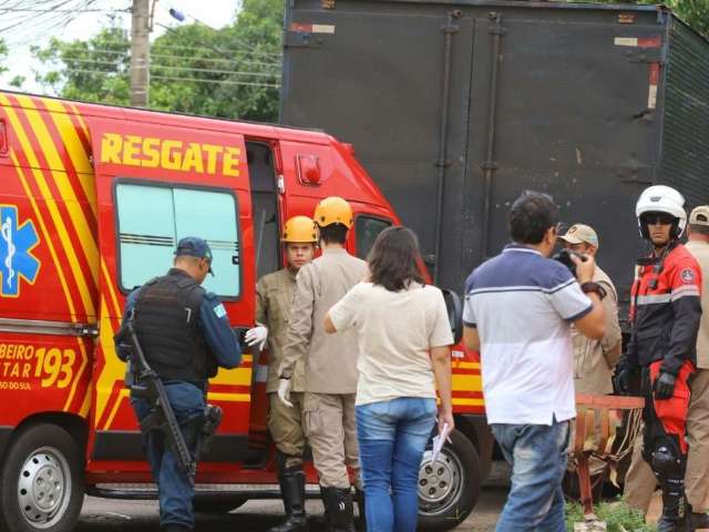 Homem leva duas facadas nas costas, sofre parada card&iacute;aca e &eacute; socorrido