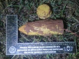 Explosivo encontrado em estrada vicinal de Jateí (Foto: Assessoria de Comunicação/ PM)