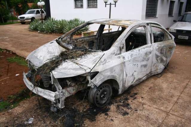 Ladr&otilde;es ateiam fogo em carro roubado em bairro de Campo Grande