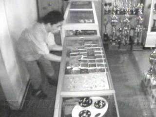 Imagens mostram ladrão dentro de relojoaria. (Foto: Reprodução)