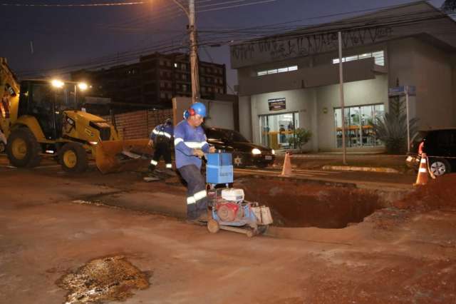 &Aacute;guas confirma vazamento abaixo do asfalto e cratera come&ccedil;a a ser fechada