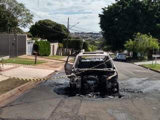 Carro destruído no meio da Rua Santa Maria, no Bairro Monte Castelo. (Foto: Liniker Ribeiro).