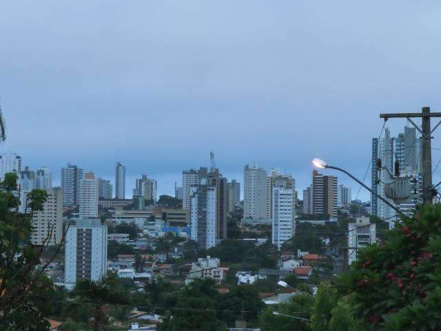 Tempo amanhece nublado e meteorologia alerta para mais chuva em MS